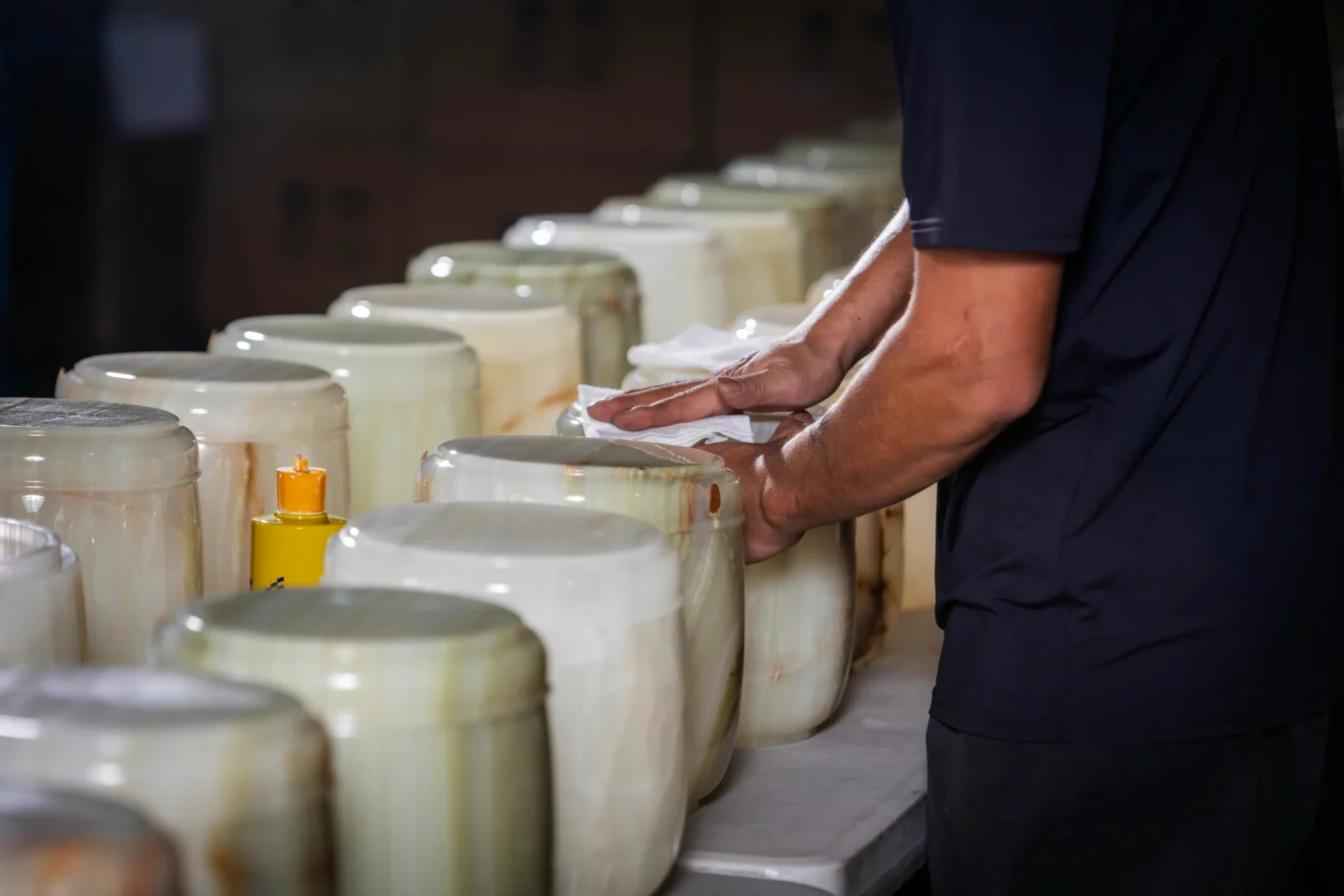 弘曜骨灰罈工廠為骨灰罈上蠟保護表面光澤