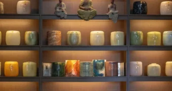 弘曜骨灰罈直營門市展示的玉石、水晶與陶瓷骨灰罈