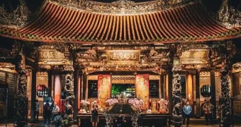 艋舺龍山寺由來詳細介紹、起源故事與拜拜該準備什麼？